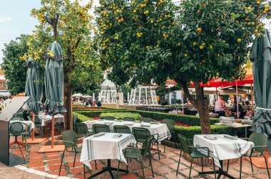 Marbella, Malaga, İspanya - 4 Kasım 2023: Costa del Sol, İspanya 'da Marbella şehir sokakları. Eski Şehir, Marbella 'daki ikonik sokaklar ve şehir merkezinde dükkanları ve barları olan büyük turistik yerler.