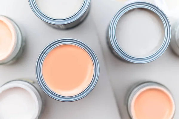 Winzige Musterfarbdosen Bei Der Hausrenovierung Farbauswahlverfahren Für Die Wände Peach lizenzfreie Stockbilder