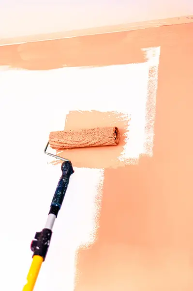 Pintura Refrescamento Parede Com Tinta Cor Pêssego Zumbido Usando Rolo — Fotografia de Stock