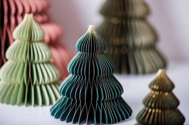 Kağıt, DIY projesi, Organik Modern Tasarım, Asılı Festive Honeycomb Katlanabilir 3 boyutlu toplardan oluşan dekoratif Noel ağacı süslemeleri.