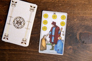 Londra, İngiltere: 4 Ocak 2024: Minor Arcana - Tahta arka planda Süvari Bekleme Güvertesinin Beş köşeli Tarot Kartı Altısı