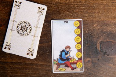 Londra, İngiltere: 4 Ocak 2024: Minor Arcana - Tahta arka planda beş köşeli Tarot Kartı Sekizlisi