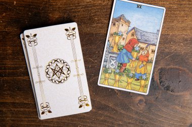 Londra, Birleşik Krallık: 4 Ocak 2024: Minor Arcana - Tahta arka planda Süvari Bekleme Güvertesinin Tarot Kartlarının altısı