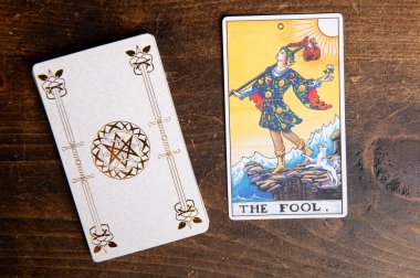 Londra, İngiltere: 4 Ocak 2024: The 0 or 22 Major Arcana - The Fool Tarot Card of Rider Waite deck on wood background