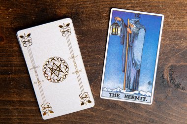 Londra, İngiltere: 4 Ocak 2024: The 9 Major Arcana - The Hermit Tarot Card of Rider Waite güvertesi ahşap arka planda