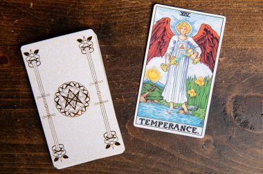 Londra, İngiltere: 4 Ocak 2024: The 14 Major Arcana - The Temperance Tarot Card of Rider Waite güvertesi ahşap arka planda