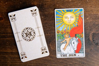 Londra, İngiltere: 4 Ocak 2024: The 19 Major Arcana - The Sun Tarot Card of Rider Waite güvertesi ahşap arka planda