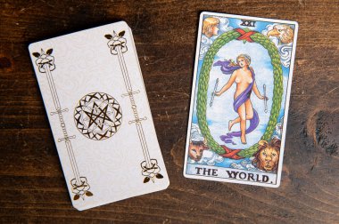 Londra, Birleşik Krallık: 4 Ocak 2024: The 21 Major Arcana - The World Tarot Card of Rider Waite deck on wood background