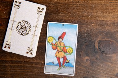 Londra, Birleşik Krallık: 4 Ocak 2024: Minor Arcana - Tahta arka planda Süvari Bekleme Güvertesinin Beş köşeli Tarot Kartı