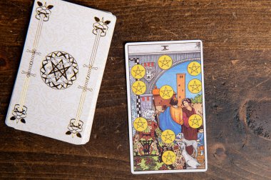 Londra, Birleşik Krallık: 4 Ocak 2024: Minor Arcana - Tahta arka planda Süvari Bekleme Güvertesinin Beş köşeli Tarot Kartı