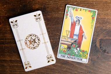 Londra, Birleşik Krallık: 4 Ocak 2024: The 1 Major Arcana - The Magician Tarot Card of Rider Waite deck on wood background