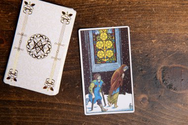 Londra, İngiltere: 4 Ocak 2024: Minor Arcana - Tahta arka planda beş Tarot Kartı