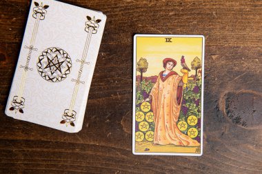 Londra, Birleşik Krallık: 4 Ocak 2024: Minor Arcana - Tahta arka planda Süvari Bekleme Kartı Pentacles of Tarot Card