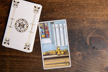 Londra, Birleşik Krallık: 4 Ocak 2024: Minor Arcana - Süvari Bekleme Güvertesinin Tarot Kartının Dört Kılıcı ahşap arka planda