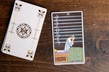 Londra, Birleşik Krallık: 4 Ocak 2024: Minor Arcana - Süvari Bekleme Güvertesinin Tarot Kartının 9 'u ahşap arka planda