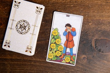 Londra, İngiltere: 4 Ocak 2024: Minor Arcana - Tahta arka planda beş köşeli Tarot Kartı Yedilisi