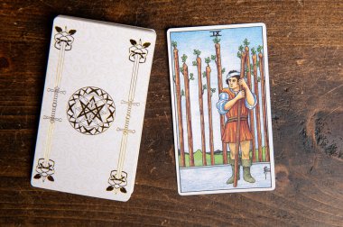 Londra, Birleşik Krallık: 4 Ocak 2024: Minor Arcana - Tahta arka planda Süvari Bekleme Güvertesinin Tarot Kartının 8 'i