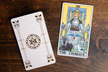 Londra, İngiltere: 4 Ocak 2024: The 7 Major Arcana - The Chariot Tarot Card of Rider Waite güvertesi ahşap arka planda