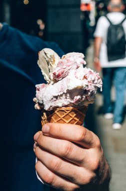 Waffle külahında lezzetli dondurma, karışık böğürtlen ve vanilya kepçesi. Sıcak yaz boyunca şehirde inanılmaz bir ziyafet. Londra 'da moda dondurma salonu