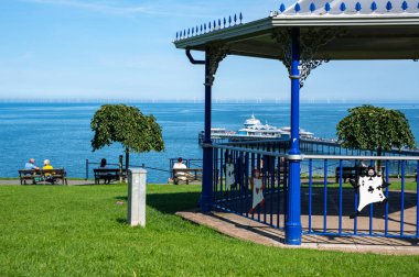 Llandudno, Birleşik Krallık - 3 Eylül 2023: Kuzey Galler 'deki Llandudno Deniz Cephesi' nde Güzel Bir Yaz Günü