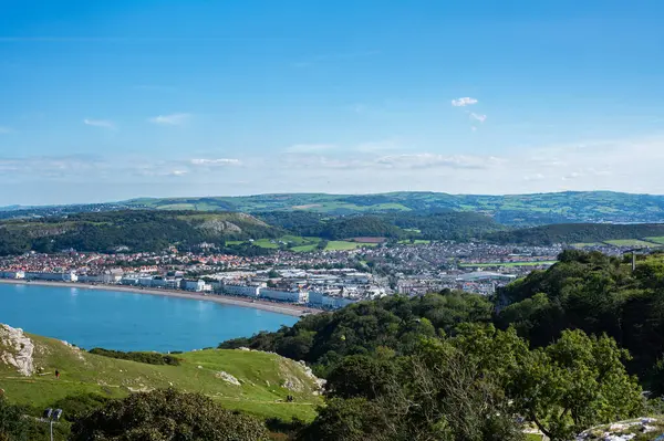 Kuzey Galler 'deki Llandudno Deniz Cephesi' nde Güzel Yaz Günü