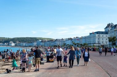 Llandudno, Birleşik Krallık - 3 Eylül 2023: Kuzey Galler 'deki Llandudno Deniz Cephesi' nde güzel bir yaz gününde birçok insan