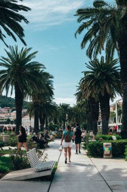 Split, Hırvatistan - 25 Mayıs 2024: Split 'in ana limanı olarak bilinen Riva, bir çok dükkan ve kafesi olan turistler için deniz kenarı gezinti alanı ve popüler bir yerdir.