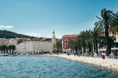 Split, Hırvatistan - 25 Mayıs 2024: Split 'in ana limanı olarak bilinen Riva, bir çok dükkan ve kafesi olan turistler için deniz kenarı gezinti alanı ve popüler bir yerdir.