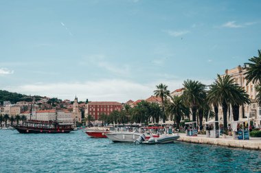 Split, Hırvatistan - 25 Mayıs 2024: Split 'in ana limanı olarak bilinen Riva, bir çok dükkan ve kafesi olan turistler için deniz kenarı gezinti alanı ve popüler bir yerdir.