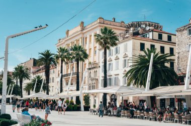 Split, Hırvatistan - 25 Mayıs 2024: Split 'in ana limanı olarak bilinen Riva, bir çok dükkan ve kafesi olan turistler için deniz kenarı gezinti alanı ve popüler bir yerdir.