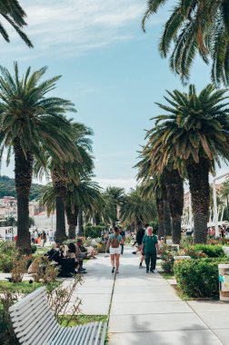 Split, Hırvatistan - 25 Mayıs 2024: Split 'in ana limanı olarak bilinen Riva, bir çok dükkan ve kafesi olan turistler için deniz kenarı gezinti alanı ve popüler bir yerdir.