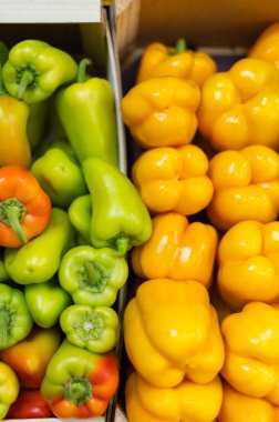 Bir sürü taze organik dolma biber var markette ya da markette. Tatlı biber arkaplanı