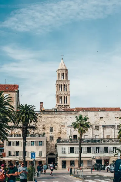 Split, Hırvatistan - 25 Mayıs 2024: Split 'in ana limanı olarak bilinen Riva, bir çok dükkan ve kafesi olan turistler için deniz kenarı gezinti alanı ve popüler bir yerdir.