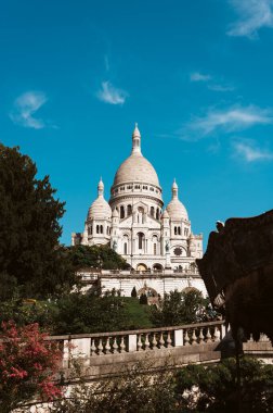 Paris, Fransa - 25 Eylül 2024: Sacre Coeur de Montmartre Bazilikası ya da yaygın adıyla Sacre-Coeur Bazilikası, Paris 'te, İsa' nın Kutsal Kalbi 'ne adanmış küçük bir Katolik kilisesidir.