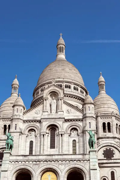 Paris, Fransa - 25 Eylül 2024: Sacre Coeur de Montmartre Bazilikası ya da yaygın adıyla Sacre-Coeur Bazilikası, Paris 'te, İsa' nın Kutsal Kalbi 'ne adanmış küçük bir Katolik kilisesidir.