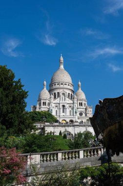 Paris, Fransa - 25 Eylül 2024: Sacre Coeur de Montmartre Bazilikası ya da yaygın adıyla Sacre-Coeur Bazilikası, Paris 'te, İsa' nın Kutsal Kalbi 'ne adanmış küçük bir Katolik kilisesidir.