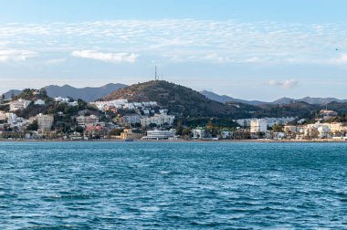 Malaga yakınlarındaki sahil hattı, Costa del Sol, İspanya gün batımında tekneden çekim yapıyor. Güzel Alboran Denizi