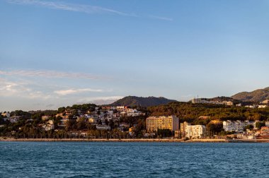 Malaga yakınlarındaki sahil hattı, Costa del Sol, İspanya gün batımında tekneden çekim yapıyor. Güzel Alboran Denizi