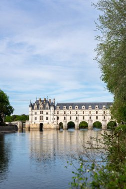 Amboise, Fransa - 18 Nisan 2025: Chateau de Chenonceau, Fransa 'nın başkenti Chenonceaux, Indre-et-Loire, Centre-Val de Loire yakınlarındaki Cher nehri boyunca uzanan bir Fransız şatosudur.