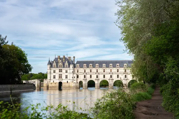 Amboise, Fransa - 18 Nisan 2025: Chateau de Chenonceau, Fransa 'nın başkenti Chenonceaux, Indre-et-Loire, Centre-Val de Loire yakınlarındaki Cher nehri boyunca uzanan bir Fransız şatosudur.