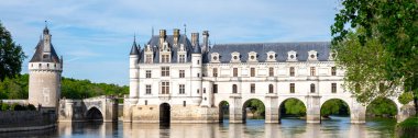 Amboise, Fransa - 18 Nisan 2025: Chateau de Chenonceau, Fransa 'nın başkenti Chenonceaux, Indre-et-Loire, Centre-Val de Loire yakınlarındaki Cher nehri boyunca uzanan bir Fransız şatosudur.
