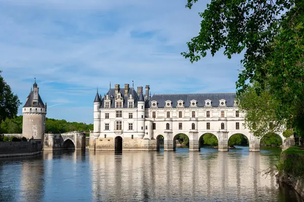 Amboise, Fransa - 18 Nisan 2025: Chateau de Chenonceau, Fransa 'nın başkenti Chenonceaux, Indre-et-Loire, Centre-Val de Loire yakınlarındaki Cher nehri boyunca uzanan bir Fransız şatosudur.