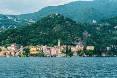 Güneşli bir yaz öğleden sonrasında, güzel Varenna rıhtımında Como Gölü, Lombardy, İtalya