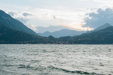 Güzel Como Gölü, Lombardy, İtalya yaz öğleden sonra Varenna rıhtımından çekim yapar.
