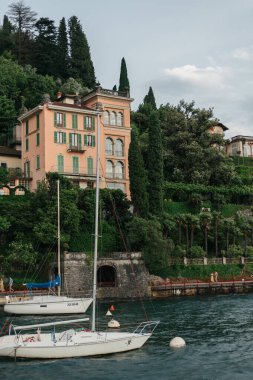 Varenna, Como Gölü, Lombardy, İtalya - 14 Haziran 2025: Güneşli bir yaz öğleden sonra güneşli bir günde güzel Varenna rıhtımı, Como Gölü, Lombardy, İtalya