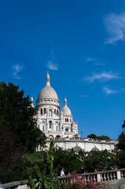 Paris, Fransa - 25 Eylül 2024: Sacre Coeur de Montmartre Bazilikası ya da yaygın adıyla Sacre-Coeur Bazilikası, Paris 'te, İsa' nın Kutsal Kalbi 'ne adanmış küçük bir Katolik kilisesidir.