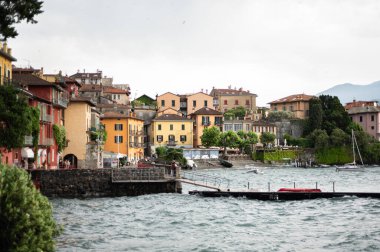 Varenna, Como Gölü, Lombardy, İtalya - 14 Haziran 2025: Güneşli bir yaz öğleden sonra güneşli bir günde güzel Varenna rıhtımı, Como Gölü, Lombardy, İtalya