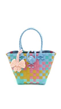 Yalıtılmış beyaz üzerinde örülmüş sepet plastik