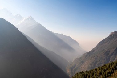 Dingboche 'dan Lobuche' a giderken yanında vew olan gezginler. Napal