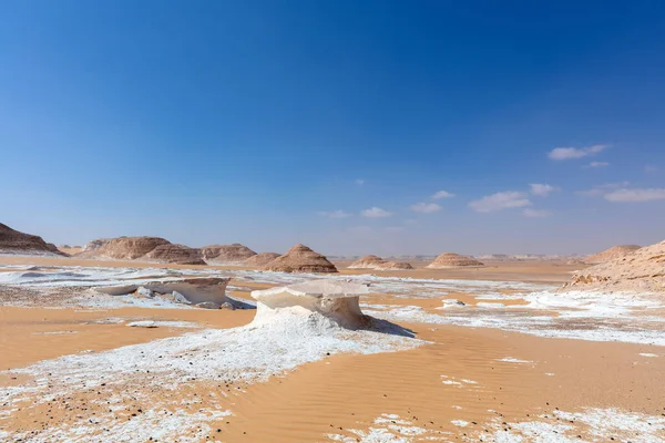 Weiße Wüste Bahariya Ägypten Weiße Kalksteinfelsformationen Und Sandwüstenlandschaft Ein Geländewagen — Stockfoto